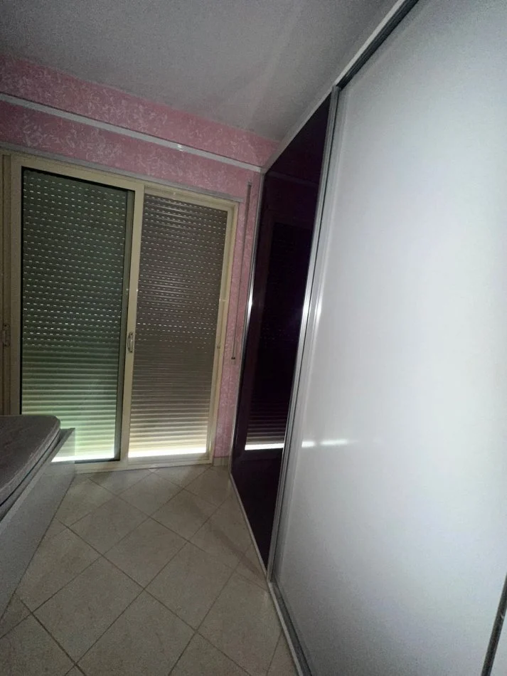 Tirane, jepet me qera apartament 2+1+Ballkon Kati 2, 105 m² 400 € (restorant fresku)