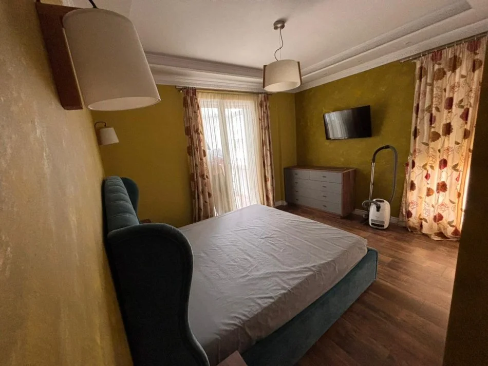 Tirane, jepet me qera apartament 3+1+Ballkon Kati 4, 138 m² 1.800 € (RRUGA ALLA, LIQENI)