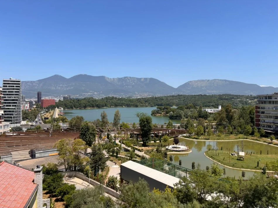 Tirane, jepet me qera apartament 3+1+Ballkon Kati 4, 138 m² 1.800 € (RRUGA ALLA, LIQENI)