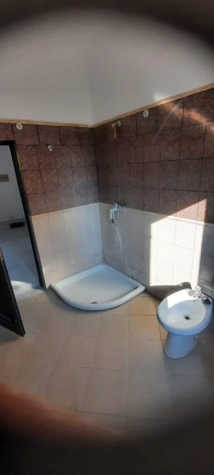 Durres, jepet me qera apartament 2+1 Kati 1, 100 m² 300 € lagja 17, prane Burgut