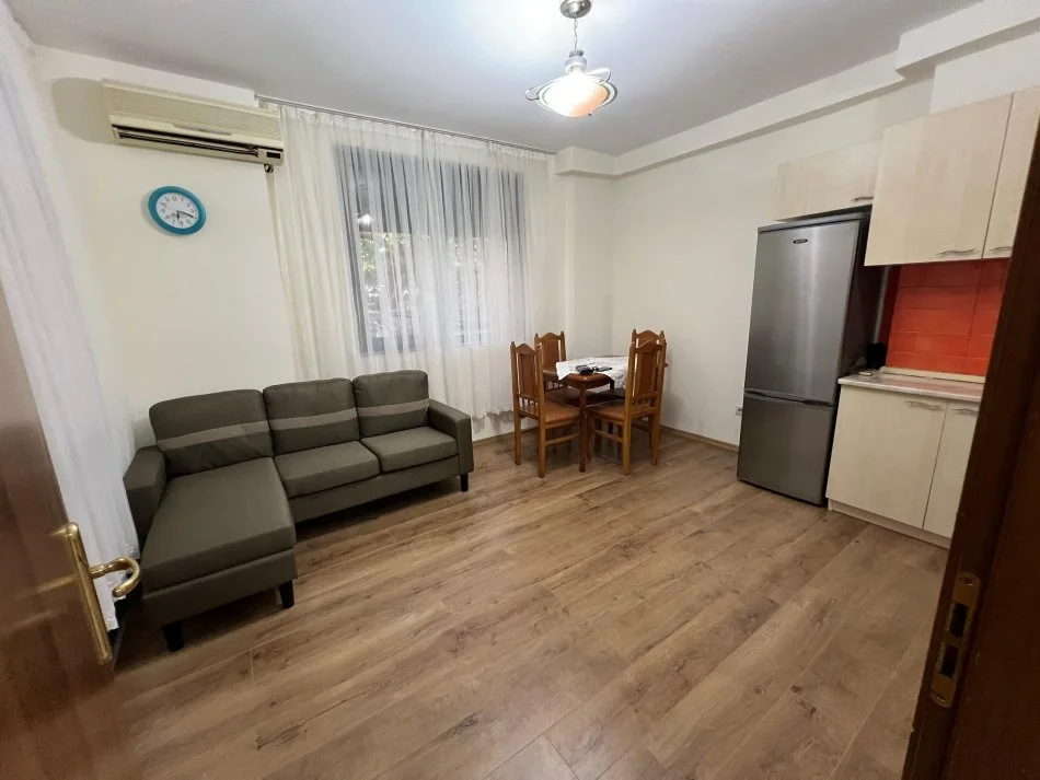 Tirane, jepet me qera apartament 2+1 Kati 1, 68 m² 500 € (Rruga e Fortuzit,perballe Eko Market)