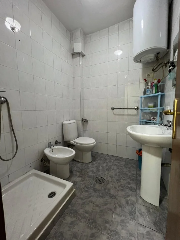 Tirane, jepet me qera apartament 2+1 Kati 1, 68 m² 500 € (Rruga e Fortuzit,perballe Eko Market)