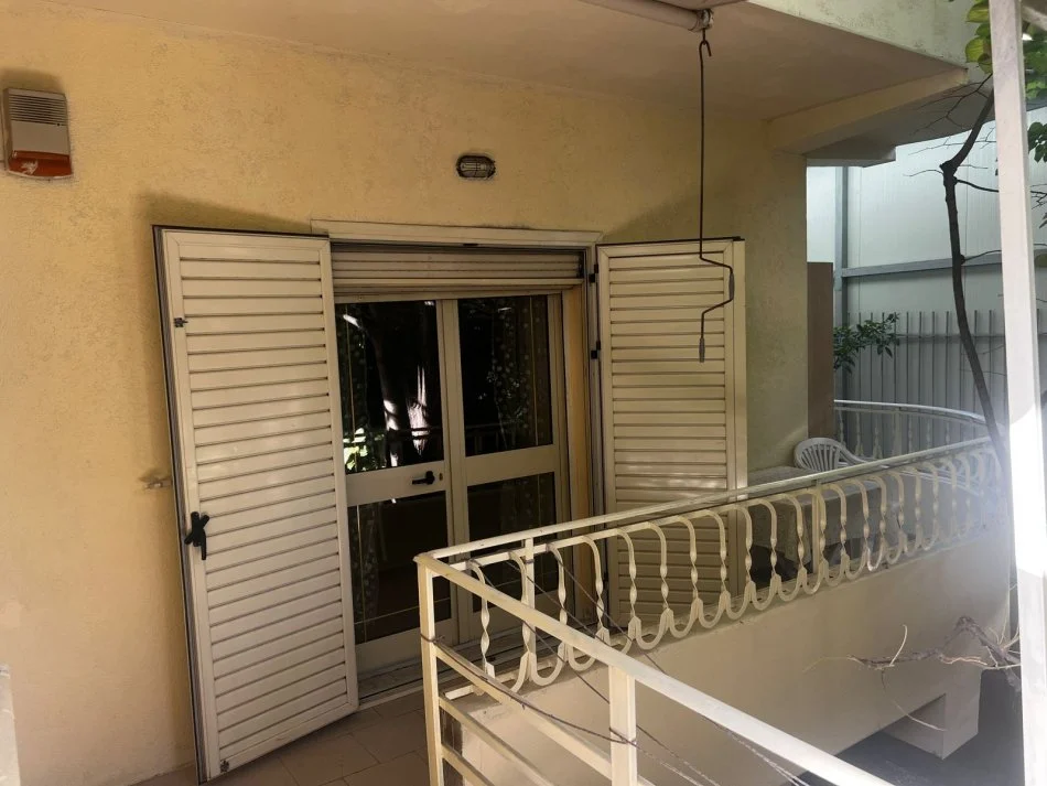 Tirane, jepet me qera Vile 1+1+Ballkon Kati 2, 45 m² 450 € (RRUGA JORGJIA TRUJA, QYTETI STUDENTI)