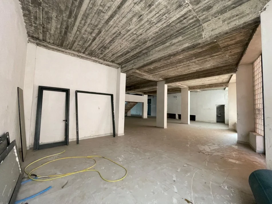 Tirane, jepet me qera ambjent biznesi Kati 0, 1.000 m² (Komuna e Parisit)