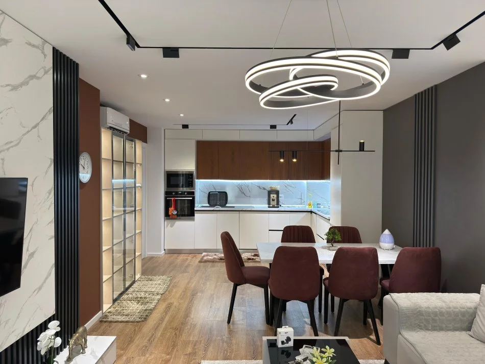 Tirane, jepet me qera apartament 2+1 Kati 4, 950 € (Ish Fusha e Aviacionit)