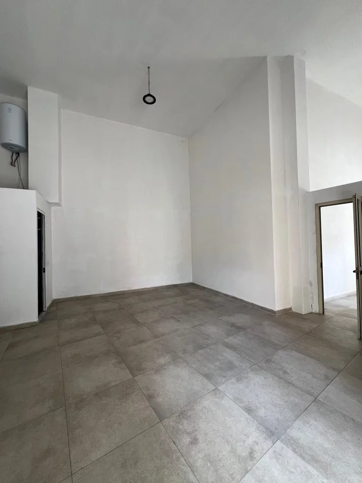 Tirane, jepet me qera ambjent biznesi Kati 0, 55 m² 600 € (Rruga e Barrikadave)