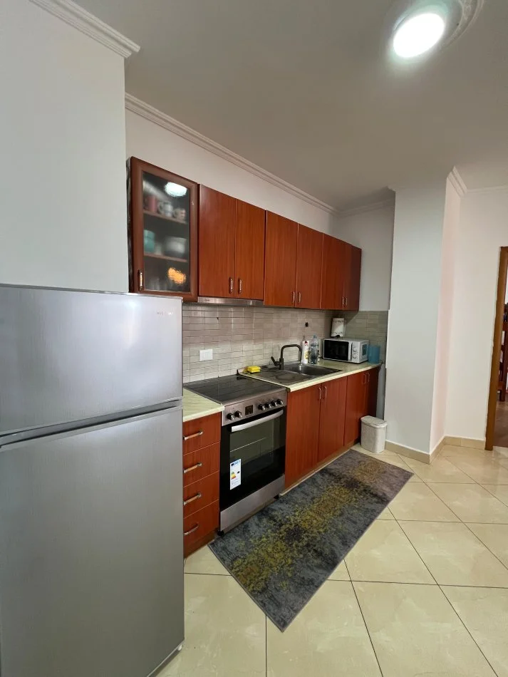 Tirane, jepet me qera apartament 2+1+Ballkon Kati 9, 112 m² 650 € (Rruga e Barrikadave)