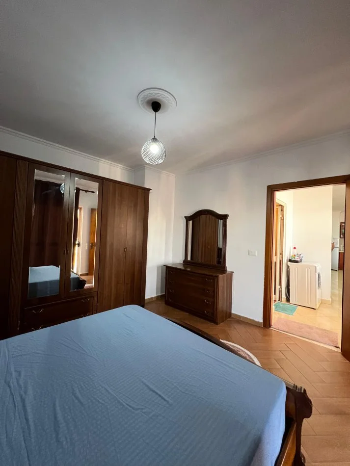 Tirane, jepet me qera apartament 2+1+Ballkon Kati 9, 112 m² (Rruga e Barrikadave)
