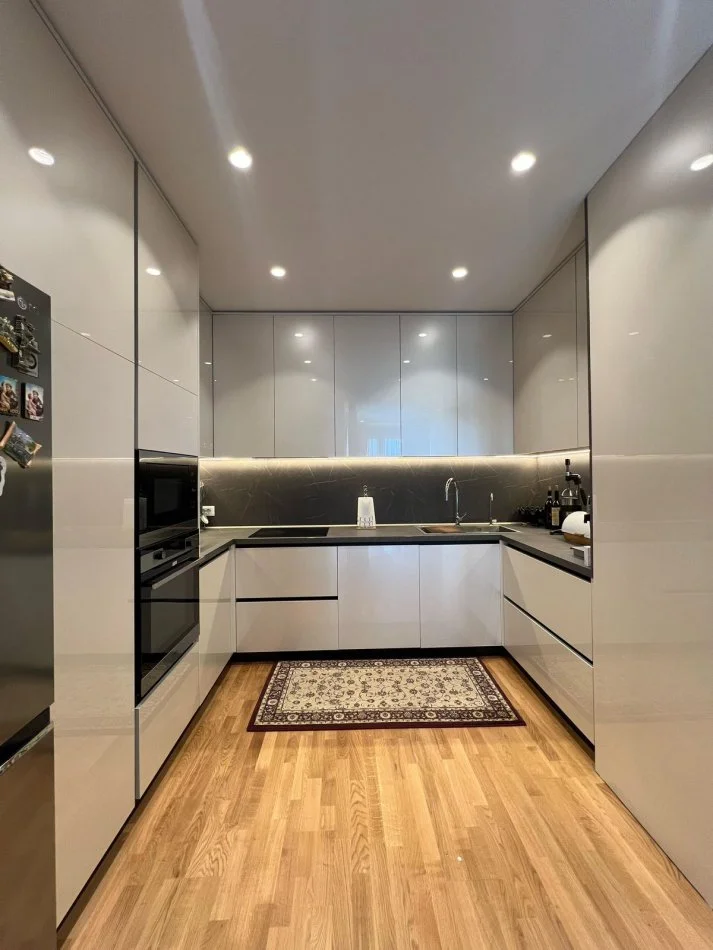 Tirane, jepet me qera apartament 2+1+Ballkon Kati 11, 160 m² 2.000 € (Rruga e Kosovareve)