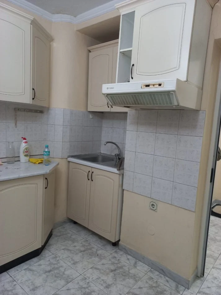 Tirane, jepet me qera apartament 2+1+Ballkon Kati 3, 60 m² 800 € (RRUGA E KAVAJES, NR.185, SPITALI GJERMAN)