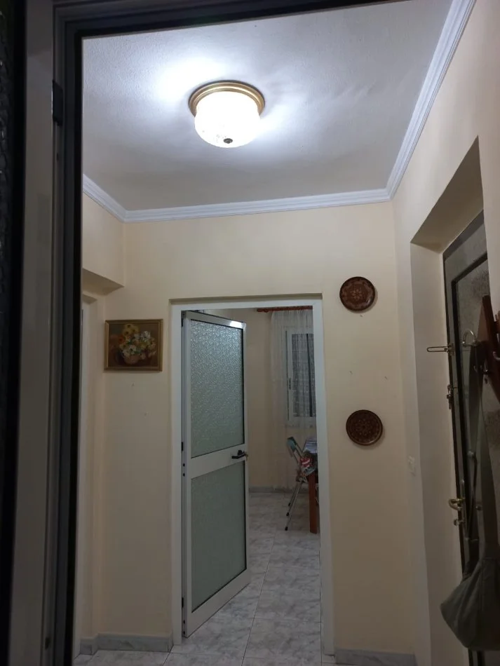 Tirane, jepet me qera apartament 2+1+Ballkon Kati 3, 60 m² 800 € (RRUGA E KAVAJES, NR.185, SPITALI GJERMAN)