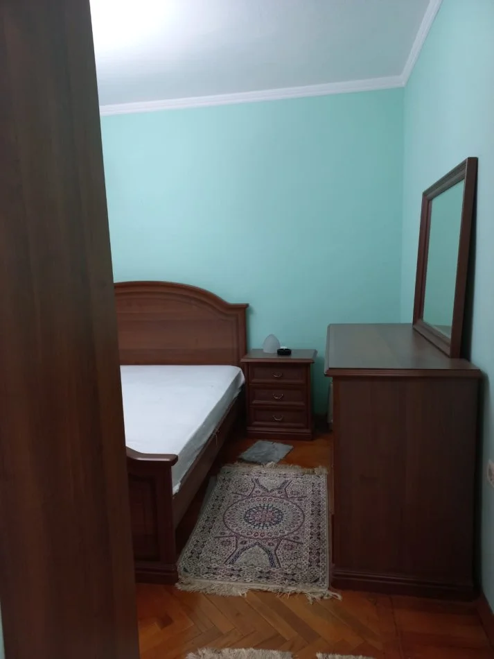 Tirane, jepet me qera apartament 2+1+Ballkon Kati 3, 60 m² 800 € (RRUGA E KAVAJES, NR.185, SPITALI GJERMAN)