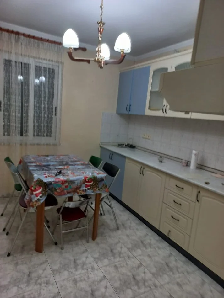 Tirane, jepet me qera apartament 2+1+Ballkon Kati 3, 60 m² 800 € (RRUGA E KAVAJES, NR.185, SPITALI GJERMAN)