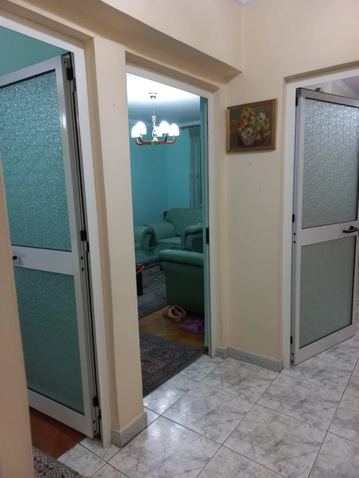 Tirane, jepet me qera apartament 2+1+Ballkon Kati 3, 60 m² 800 € (RRUGA E KAVAJES, NR.185, SPITALI GJERMAN)