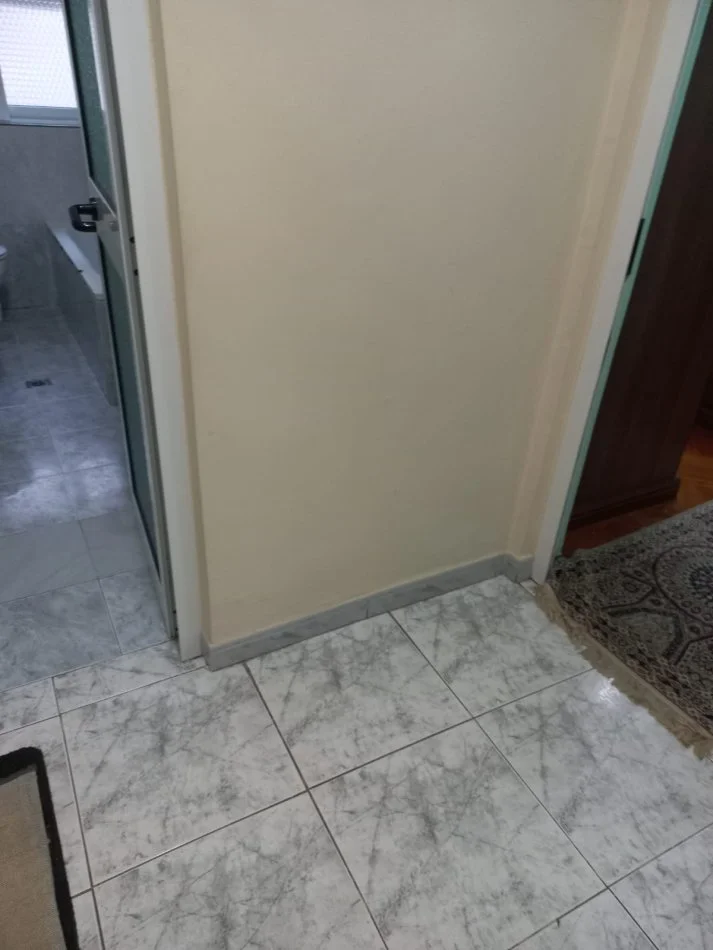 Tirane, jepet me qera apartament 2+1+Ballkon Kati 3, 60 m² 800 € (RRUGA E KAVAJES, NR.185, SPITALI GJERMAN)