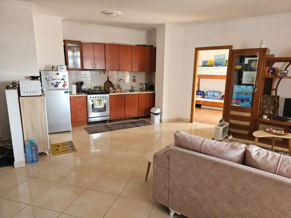 Tirane, jepet me qera apartament 2+1 Kati 8, 650 € (Tek Gjimnazi Sami Frasheri)