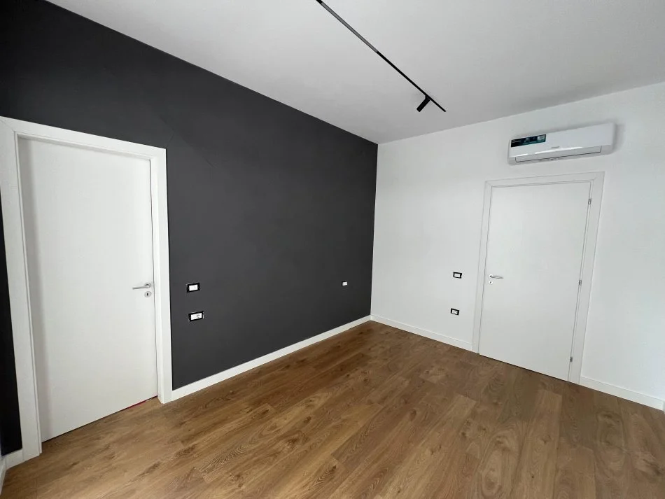 Tirane, jepet me qera zyre Kati 5, 141 m² 1.500 € (Vasil Shanto)
