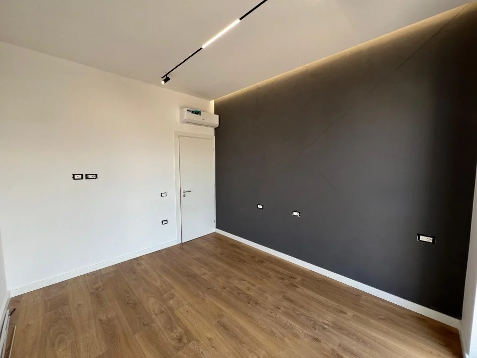 Tirane, jepet me qera zyre Kati 5, 141 m² 1.500 € (Vasil Shanto)