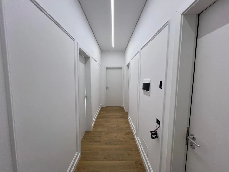 Tirane, jepet me qera zyre Kati 5, 141 m² 1.500 € (Vasil Shanto)