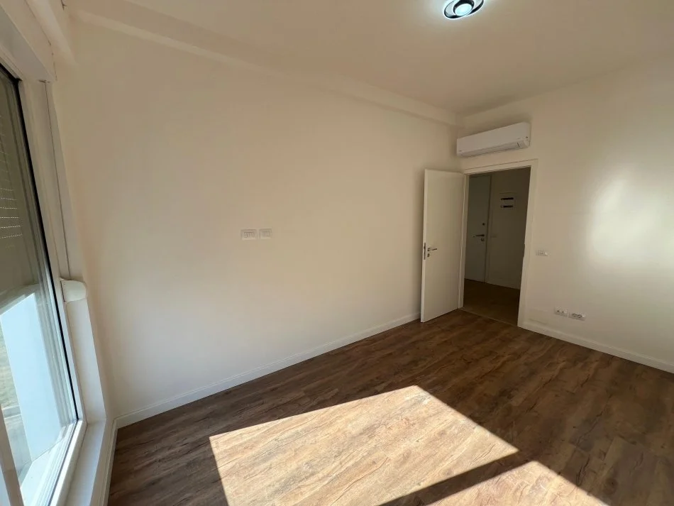 Tirane, jepet me qera apartament 2+1+Ballkon Kati 1, 95 m² 500 € (Bulevardi i Ri)