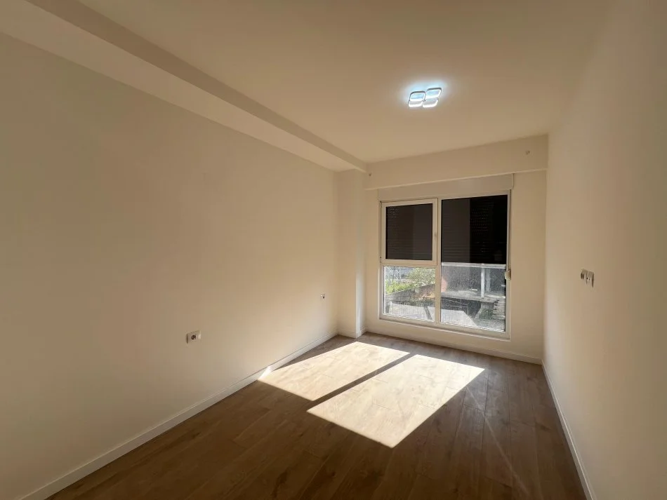 Tirane, jepet me qera apartament 2+1+Ballkon Kati 1, 95 m² 500 € (Bulevardi i Ri)