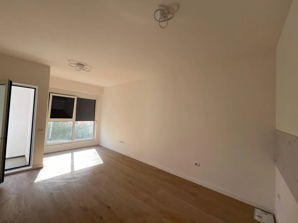 Tirane, jepet me qera apartament 2+1+Ballkon Kati 1, 95 m² 500 € (Bulevardi i Ri)