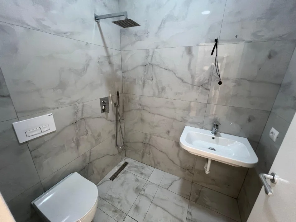 Tirane, jepet me qera apartament 2+1+Ballkon Kati 1, 95 m² 500 € (Bulevardi i Ri)