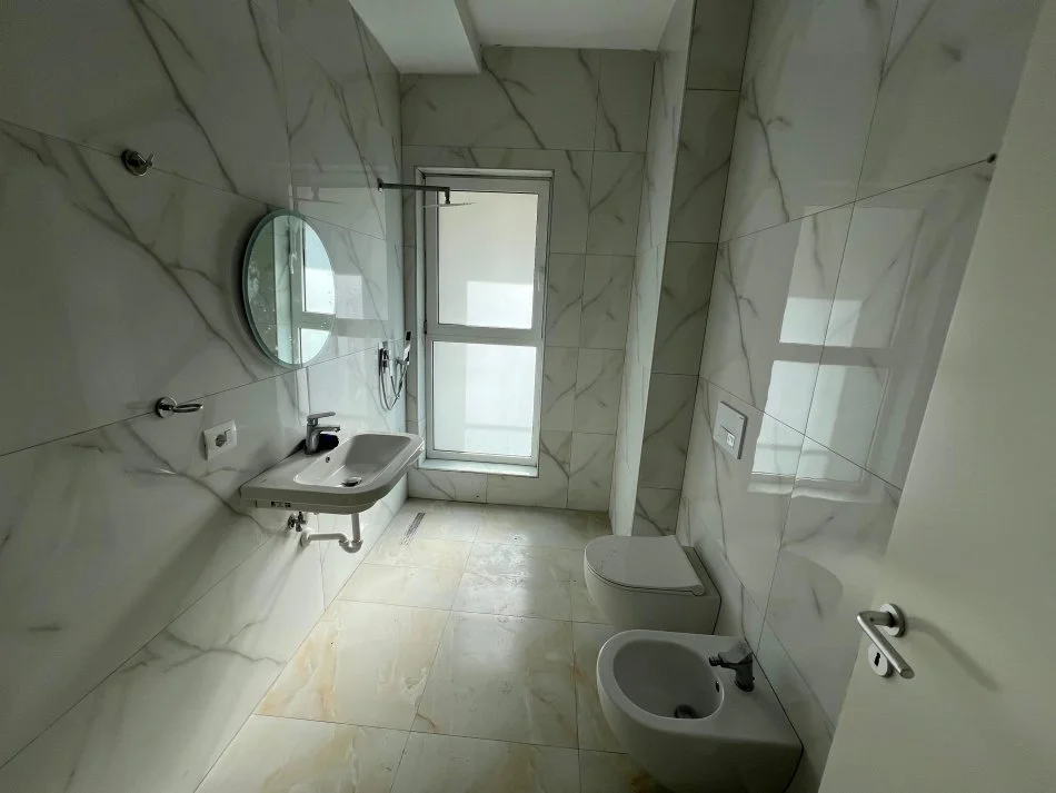 Tirane, jepet me qera apartament 2+1+Ballkon Kati 1, 95 m² 500 € (Bulevardi i Ri)