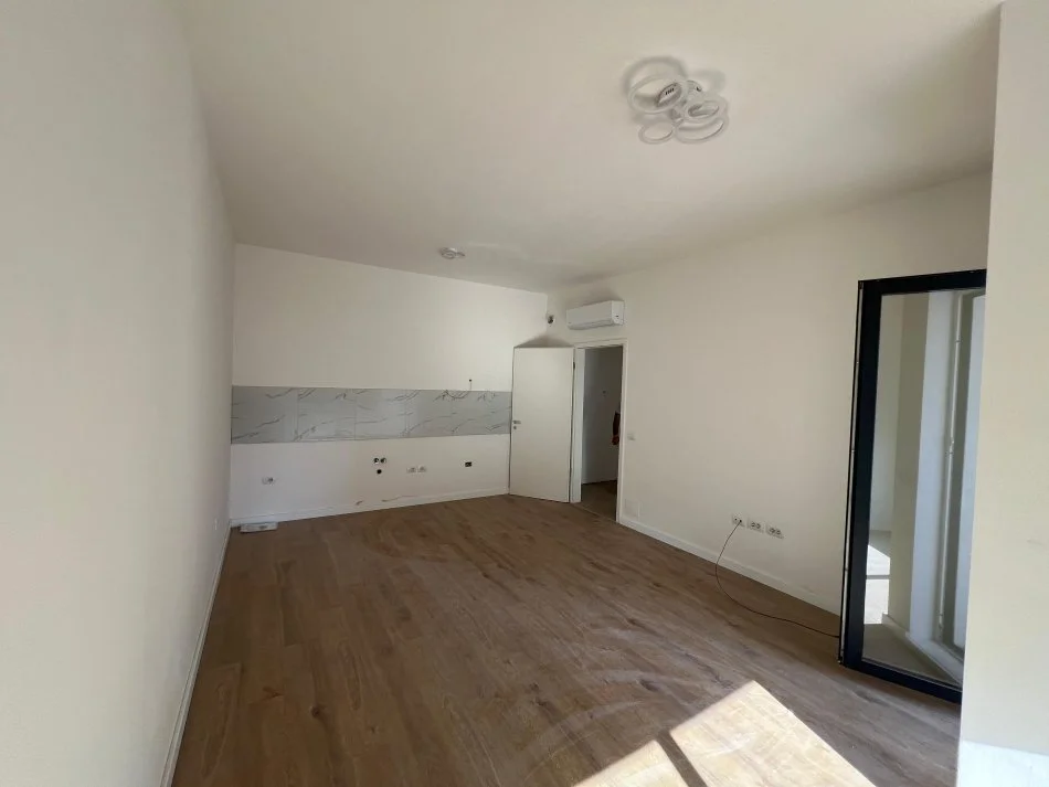 Tirane, jepet me qera apartament 2+1+Ballkon Kati 1, 95 m² 500 € (Bulevardi i Ri)