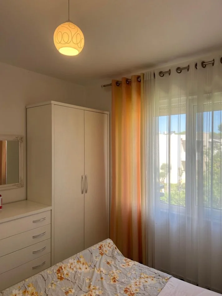 Durres, jepet me qera apartament 2+1+Ballkon Kati 2, 80 m² (Gjiri i Lalzit)