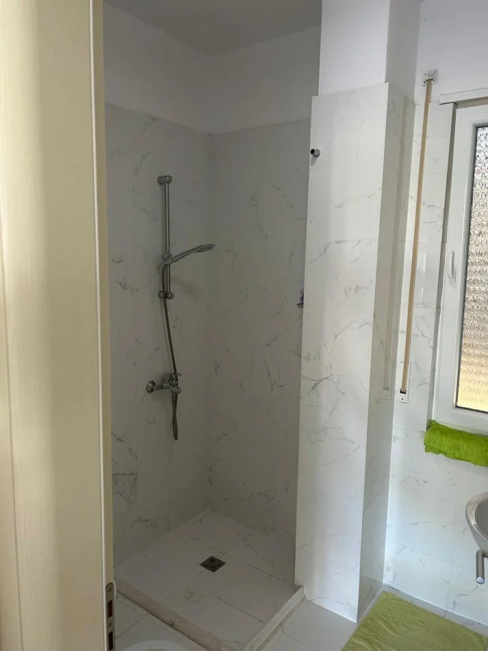 Durres, jepet me qera apartament 2+1+Ballkon Kati 2, 80 m² (Gjiri i Lalzit)