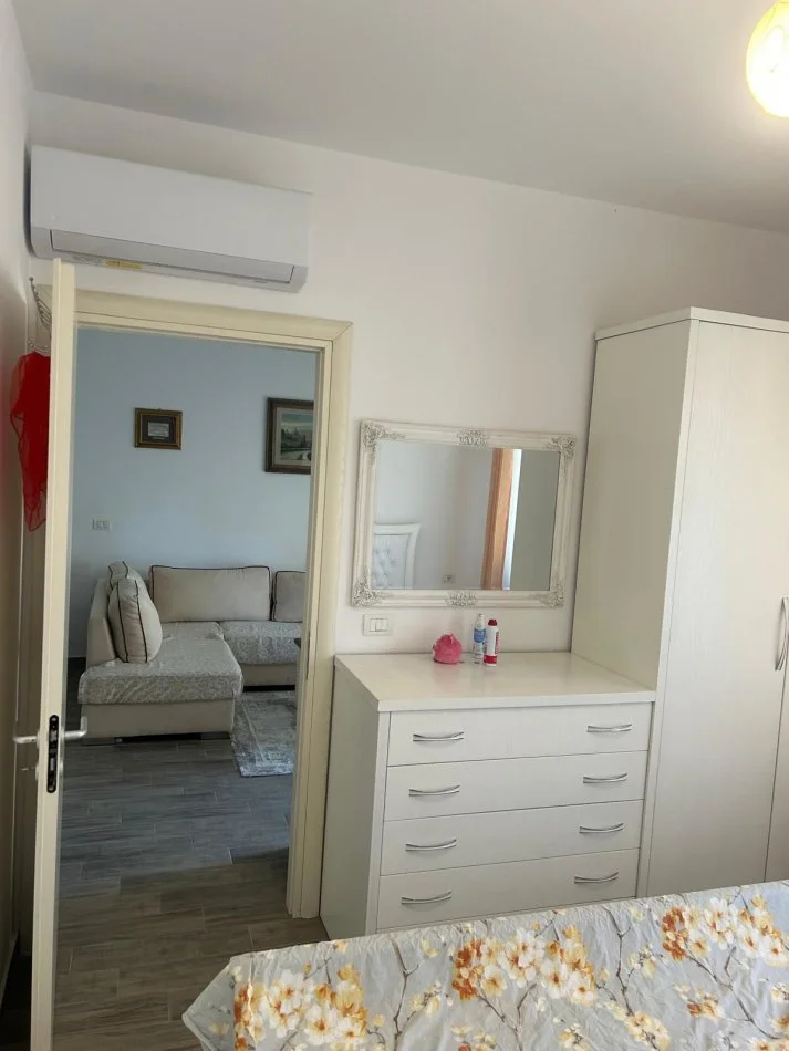 Durres, jepet me qera apartament 2+1+Ballkon Kati 2, 80 m² (Gjiri i Lalzit)