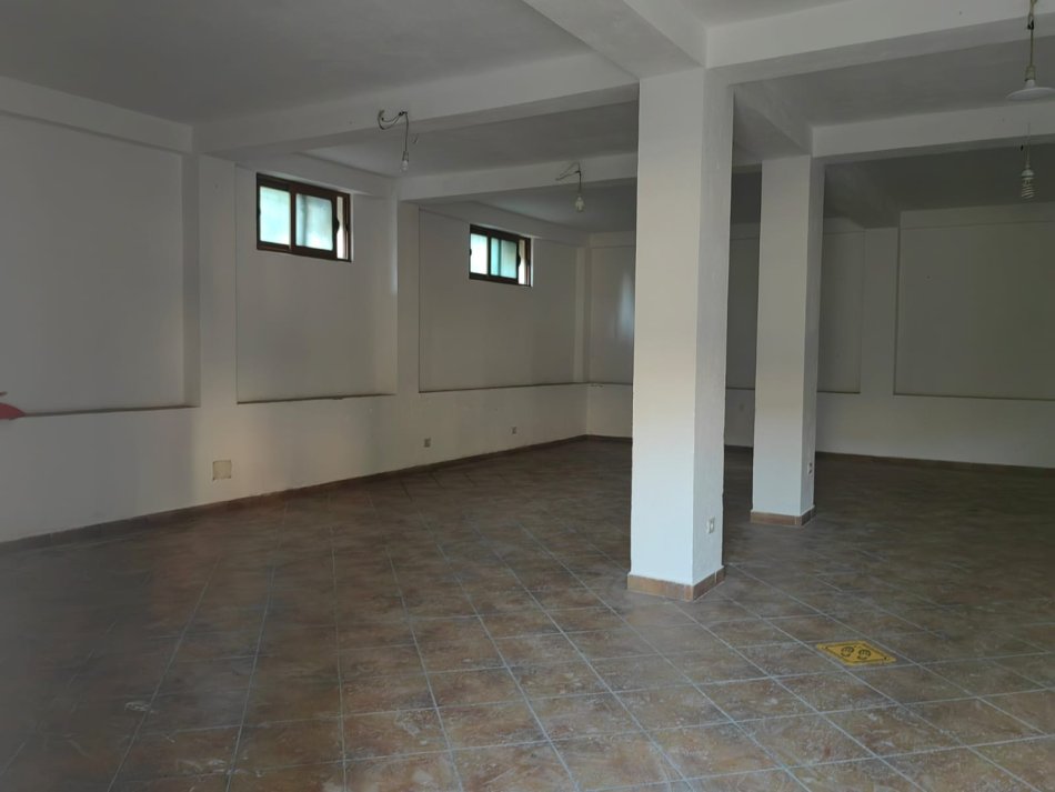 Tirane, jepet me qera magazine Kati 1, 100 m² 500 € (Rruga Tonin Harapi, 2 minuta larg nga Venue Club)