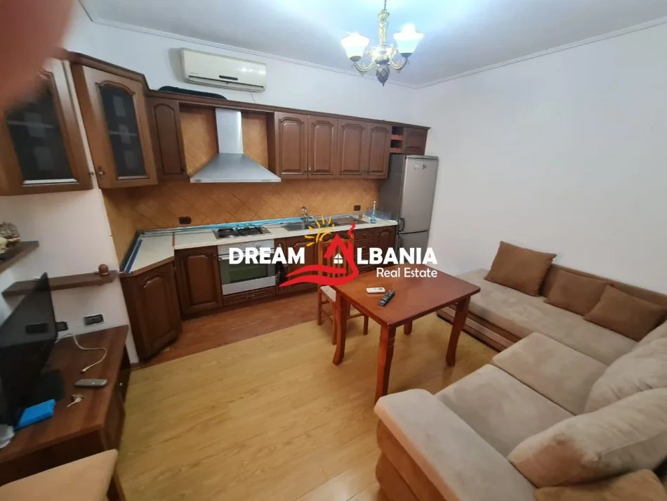 Tirane, jepet me qera apartament 1+1 Kati 2, 60 m² 450 € (ne rrugen e Dibres prane Fakultetit te Mjeksise)