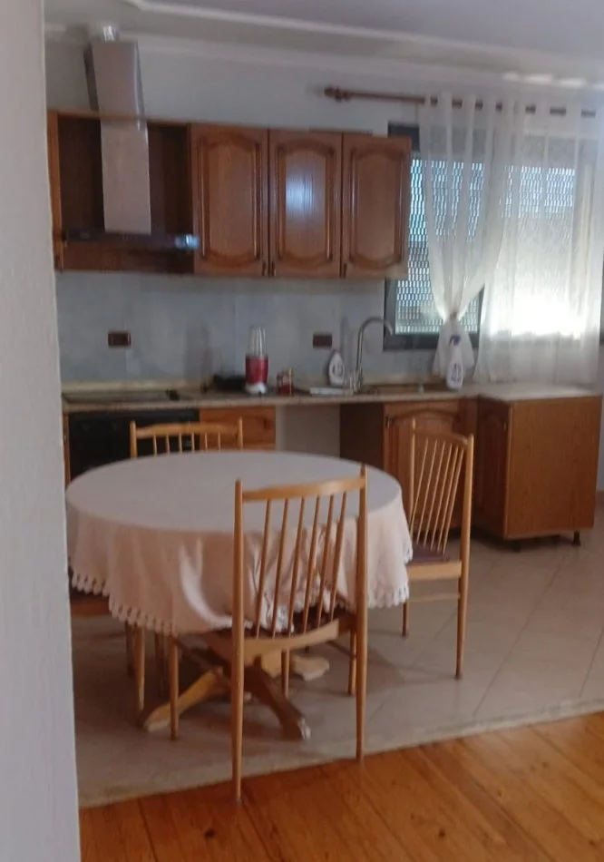 Tirane, jap me qera apartament 1+1+Ballkon Kati 4, 60 m² 400 € (Nenstacioni elektrik selite)