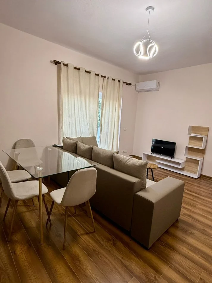 Tirane, jepet me qera apartament 1+1 , 700 €
