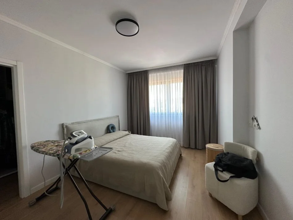 Tirane, jepet me qera apartament 2+1 , 1.300 € (Rruga e Durresit)