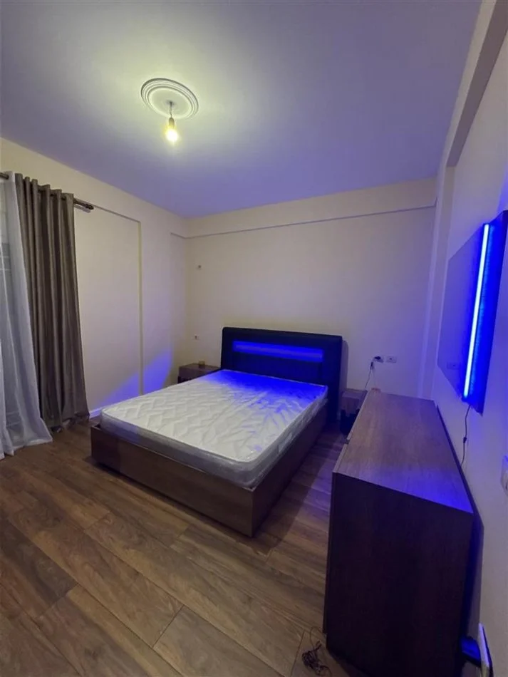 Tirane, jepet me qera apartament 2+1 Kati 4, 140 m² 600 € (Rruga Kokonezve)