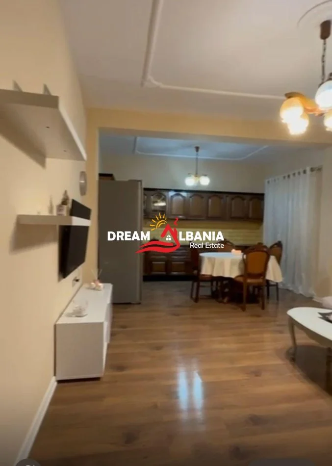 Tirane, jepet me qera apartament 3+1 Kati 3, 150 m² 750 € (te Fusha Aviacionit, prane Pallateve te Telebingos)