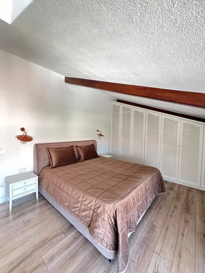 Tirane, jepet me qera apartament 3+1+Aneks+Ballkon Kati 2, 250 m² 2.200 € 