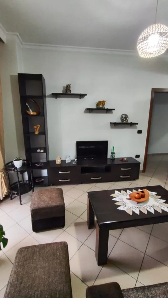 Tirane, jepet me qera apartament 2+1+Ballkon Kati 1, 90 m² 450 € (ALI SHEFQETI)