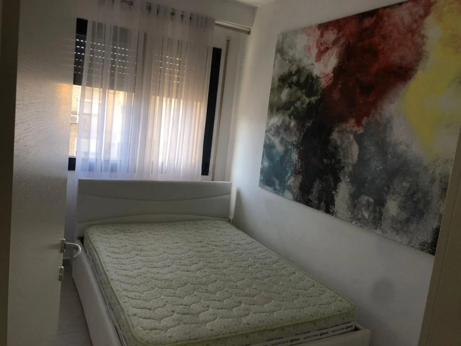 Tirane, jepet me qera apartament 2+1+Ballkon Kati 4, 78 m² 1.000 € (STADIUMI DINAMO)