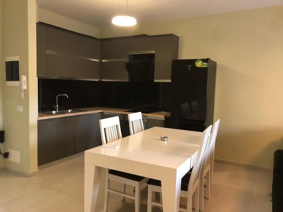 Tirane, jepet me qera apartament 2+1+Ballkon Kati 4, 78 m² 1.000 € (STADIUMI DINAMO)