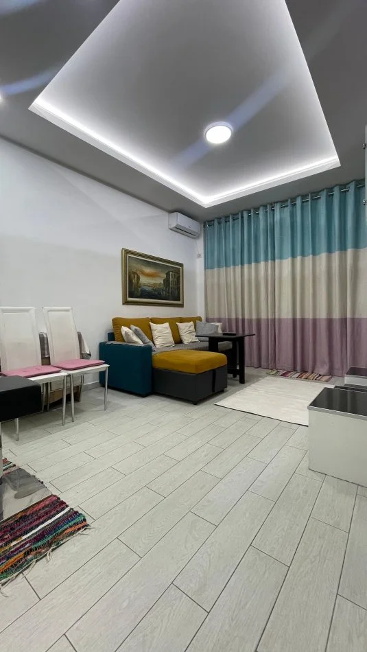Tirane, jepet me qera apartament 1+1+Ballkon Kati 3, 60 m² 650 € (Komuna e Parisit)
