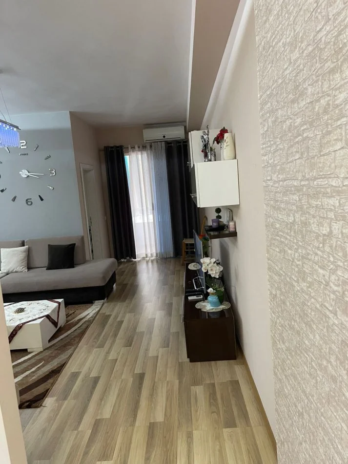 Tirane, jepet me qera apartament 2+1+Ballkon Kati 8, 117 m² 550 € (Prane Vila L)