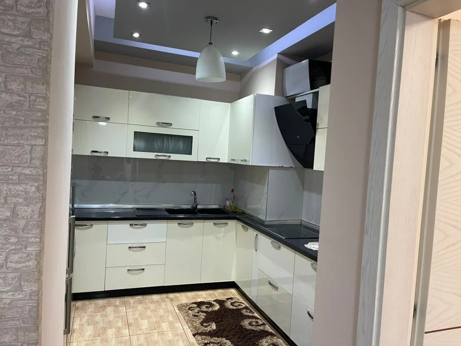 Tirane, jepet me qera apartament 2+1+Ballkon Kati 8, 117 m² 550 € (Prane Vila L)