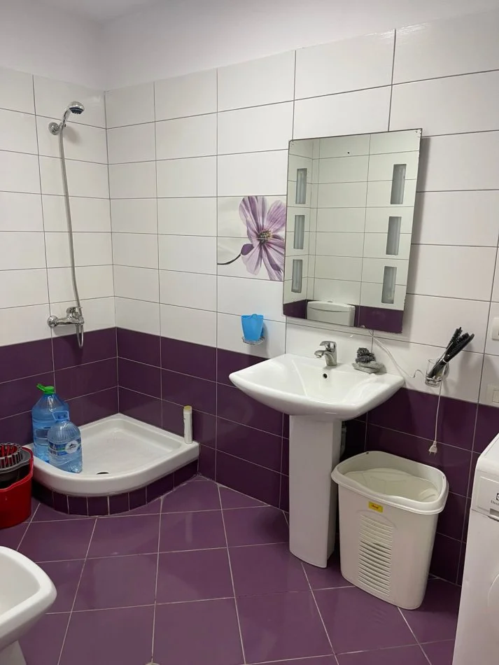 Tirane, jepet me qera apartament 2+1+Ballkon Kati 8, 117 m² 550 € (Prane Vila L)