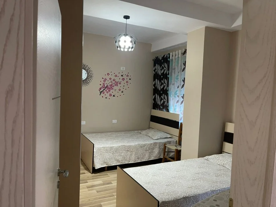 Tirane, jepet me qera apartament 2+1+Ballkon Kati 8, 117 m² 550 € (Prane Vila L)
