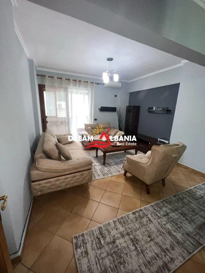 Tirane, jepet me qera apartament 3+1 Kati 2, 105 m² 750 € (ne zonen e Komunes se Parisit, prane Kika 1)