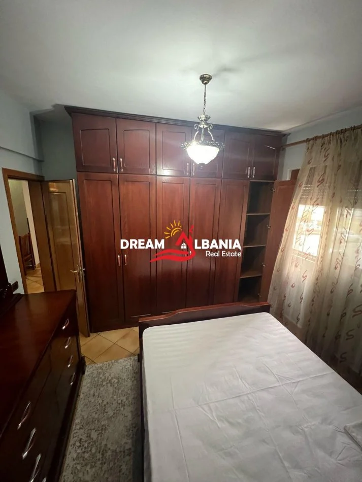 Tirane, jepet me qera apartament 3+1 Kati 2, 105 m² 750 € (ne zonen e Komunes se Parisit, prane Kika 1)